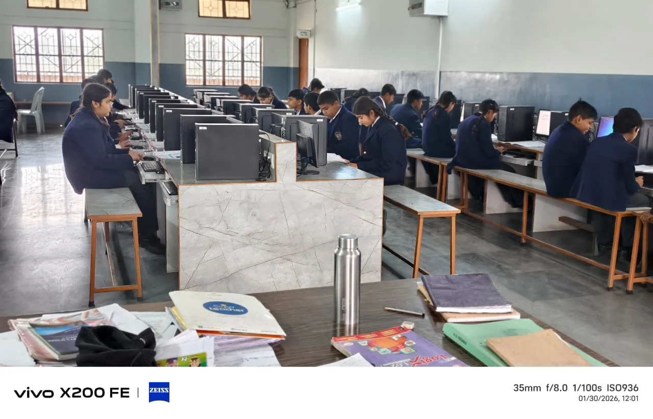 Spacious Central Library - Photo 2